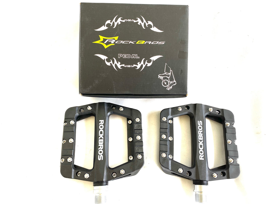 Wide Platform pedals with excellent grip.
